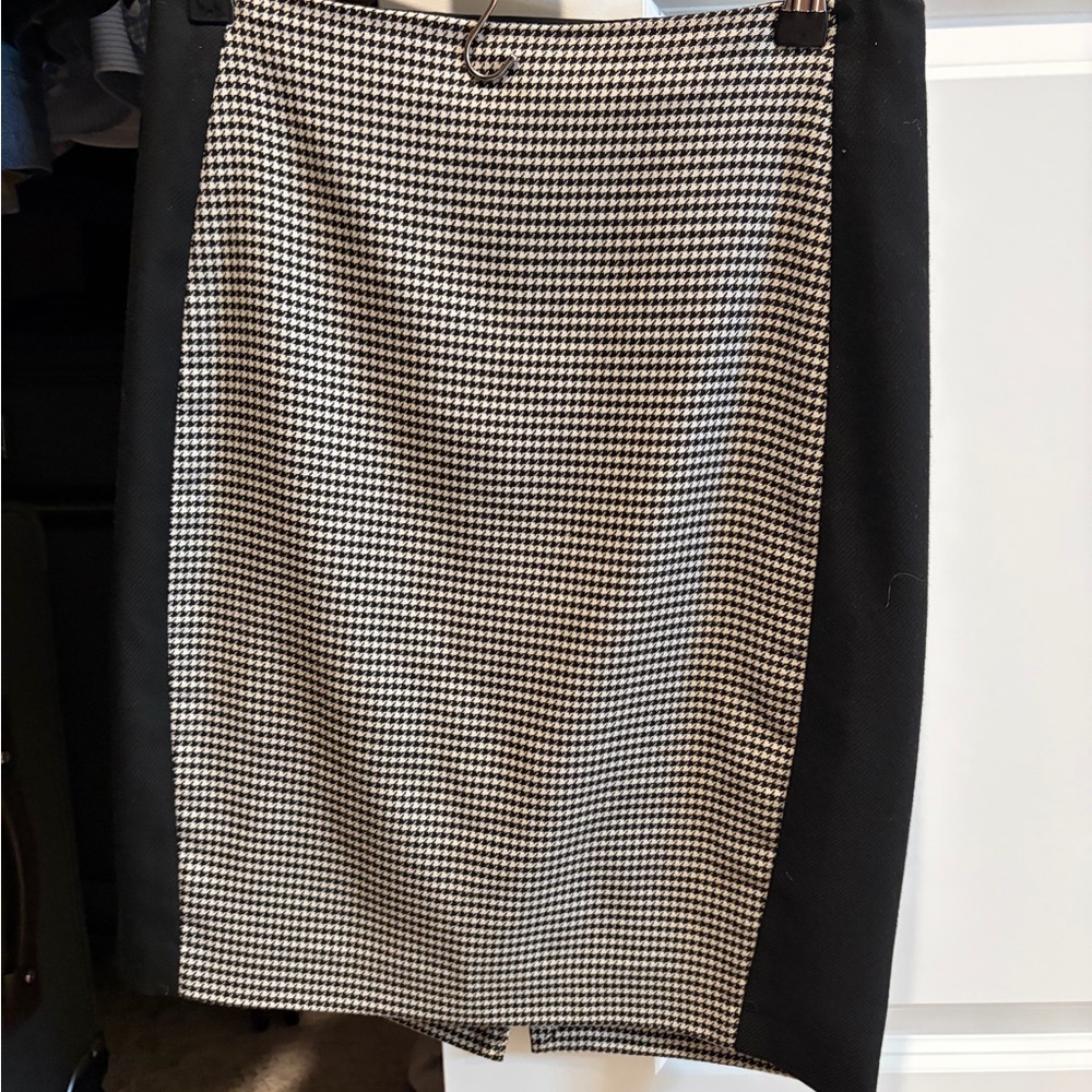 White House Black Market Black and White Houndstooth Pencil Skirt - Picture 2 of 5